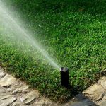 Irrigatore che irriga il prato: manutenzione invernale impianto di irrigazione